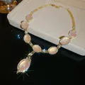 Détail d'un collier de style palais avec des pierres oeil-de-chat roses et cristaux - Collier Seul (HN11799-1) / Or-Rose