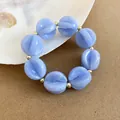Detalle de las cuentas de acrílico azul en una pulsera estilo bohemio - Pulsera / Azul