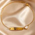Vue détaillée d'un bracelet en acier doré avec gravure Ömrüm et breloque cœur blanc - Style Barre Omrum Cœur (1575) / Or