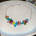Vista dettagliata di perle di cristallo multicolore su una catena d'argento delicata. - Multicolore/Argento