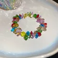 Primo piano di bracciale colorato in perline di cristallo sfaccettato stile arcobaleno. - Colorato