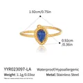 Detail eines 18K vergoldeten Edelstahlrings mit blauem Tropfenstein und Spiralstruktur - Einstellbar Offen / Dunkelblauer Stil (YYR023097-LA)