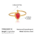 Detail eines 18K vergoldeten Edelstahlrings mit rotem Tropfenstein und Größenangaben - Einstellbar Offen / Roter Stil (YYR023097-R)