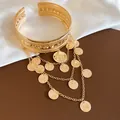 Zoom sur un bracelet de bras doré bohème avec chaînes étagées et pendentifs pièces - Or