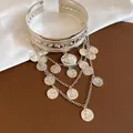 Bracelet de bras bohème argenté avec chaînes à étages et breloques de pièces. - Argent
