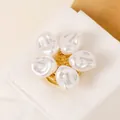 Primer plano elegante de un gemelo de flor de perlas de estilo francés sobre tela - Estilo de Pétalo de Perla Barroca (3074) / Pieza única