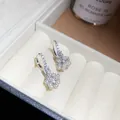 Élégantes boucles d'oreilles créoles en argent avec grappe de perles et pierres en zircon. - Boucle d'oreille / Argent