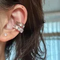 Primo piano di un ear cuff in argento con stelle e intarsio di zirconi scintillanti - Orecchini a clip / Argento