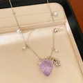 Vue détaillée d'un pendentif fraise en résine violette et perles sur chaîne argent - Collier / Chaîne Argent / Violet