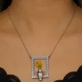Gedetailleerde close-up van een artistieke zilveren hanger met een vaasje en bloemen - Vintage Fotolijst Vaas Stijl (Halsketting) (Zonder Bloem) (6924) / Zilver