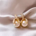Eleganti orecchini di perle placcati oro 18K con micro-pavé di zirconi in dettaglio - Oro-Bianco (Perno per orecchini in argento)
