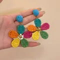 Bunte handgefertigte Bast gewebte Blumenohrringe mit Goldsteckern für den Strandurlaub. - Mehrfarbiger Raffia Gewebter Stil (36# Silberstift)