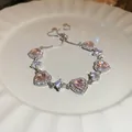 Gros plan d'un bracelet scintillant avec zircons en forme de cœur rose sur une assiette. - Cœurs Entourés Argent (10#) / Rose (10#)