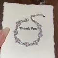 Gros plan d'un bracelet en argent avec des zircons roses en forme de cœur sur une carte cadeau. - Plusieurs Cœurs Strass Rose (4#) / Argent-Rose (4#)