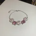Détail d'un élégant bracelet en zircon rose avec des motifs floraux sertis de diamants - Trois Fleurs Rondes en Micro-Pavé (17#) / Argent-Rose (17#)