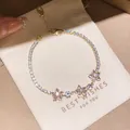 Vue détaillée d'un élégant bracelet en or orné de fleurs en zircon rose sur une pochette - Trois Fleurs Roses à Cinq Pétales (18#) / Or-Rose(18#)