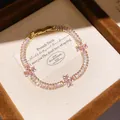 Détail d'un bracelet de style français avec des fleurs en zircon rose et or massif - Rangée de Strass Rectangulaires Clairs (22#) / Or-Rose (22#)