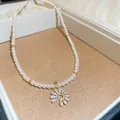 Nahaufnahme des eleganten 18K vergoldeten Blumenanhängers mit Zirkonia auf Perlenkette - 49# Halskette 18K Gold Zirkonia Blume