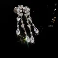 Dettaglio macro di orecchini a clip con nappe di zirconi a forma di cuore e goccia - Stile Nappa Cuore Goccia / Argento