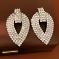 Primo piano di orecchini a goccia color argento pavimentati con strass scintillanti - Stile Foglia a Goccia d'Acqua (HE32666) / Argento