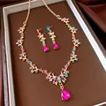 Detalle de conjunto de joyas vintage con diamantes de imitación y cristales de gota rosa - Juego De Collar Y Pendientes / Set de dos piezas / Dorado Multicolor