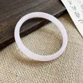 Dettaglio macro di un bracciale a cerchio in calcedonia rosa pallido traslucida - Rosa (Stile 18)