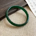 Detailaufnahme eines dunkelgrünen runden Chalcedon-Armreifs mit transluzenter Textur - Dunkelgrün (Stil 1)