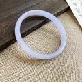 Primo piano di un elegante bracciale in calcedonio lavanda su sfondo di legno e tessuto. - Viola (Stile 19)