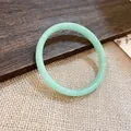 Primo piano di un elegante bracciale in calcedonio verde chiaro con finitura circolare. - Verde Chiaro (Stile 10)