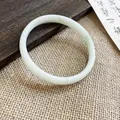 Dettaglio di un elegante bracciale tondo in calcedonia verde chiaro su sfondo zen - Beige (Stile 14)
