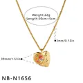 Nahaufnahme einer goldenen Herzkette mit bunten Natursteinen und genauen Abmessungen - Herz Anhänger Halskette (NB-N1656)