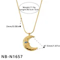 Nahaufnahme der goldenen Mond-Halskette mit Größenangaben und blauem Auge-Design - Halbmond Anhänger Halskette (NB-N1657)