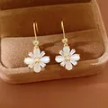 Detailansicht eleganter Blumenohrringe mit Katzenaugensteinen und Zirkonia in Goldoptik - Ohrhaken / Gold-Weiß