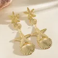 Vista dettagliata di orecchini pendenti a forma di stella marina e conchiglia oro. - Patchwork di Molteplici Elementi Oceanici Bohémien (33#) / Ago d'argento / Oro