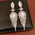 Vue détaillée de boucles d'oreilles pendantes à pampilles avec strass brillants. - Argent
