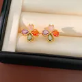 Detalle de pendientes de trébol de cuatro hojas bañados en oro de 18k con circonitas - Multicolor