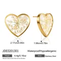Detailed view of 18K gold plated stainless steel heart earrings with dried flowers - Heart Shape (JDE0201301) / Gold - White Flower