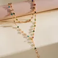 Détail d'un collier en Y doré orné de cristaux multicolores et de petits cœurs dorés. - Collier-Or-Multicolore-Rond (Court)