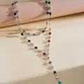 Vue détaillée du collier argenté en Y orné de cristaux colorés en forme de cœur et ronds. - Collier-Argent-Multicolore-Rond (Court)
