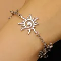 Dettaglio di un bracciale con ciondolo a sole in argento e cristallo sul polso. - Bracciale (A-1246) / Argento