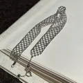 Detailansicht eines silbernen Metallgitter-Armbands mit filigranem, hohlem Gitter-Design - Hohl Gitter (HB5824-1) / Silber