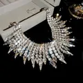 Detailaufnahme der luxuriösen Strass-Halskette mit funkelnden Wassertropfen-Anhängern - Silber