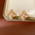 Gros plan de boucles d'oreilles losanges torsadées avec zircon et perles dorées - Tige en Argent - Or (Plaqué Or Véritable)