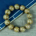 Argentinisches grünes Sandelholz-Armband mit 12 polierten Holzperlen für die Meditation - Einzelschleifen-Stil / 18mm x 13 Stk