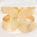 Detailansicht eines breiten Goldarmreifs mit Wabenstruktur und hohlem Design - 02 Kc Gold 5001