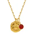 Dettaglio della collana con medaglia Acquario in oro 18k e ciondolo in pietra rossa - Acquario