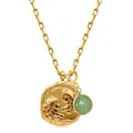 Dettaglio del pendente moneta zodiacale e gemma verde su collana con catena a graffetta - Gemelli