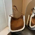 Bolso cubo de gamuza marrón con ribete de piel sintética blanca y correa de cuero ajustable - Marrón Amarillento