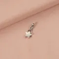 Colgante de estrella de acero inoxidable plateado con cierre sobre fondo de tela rosa - Color Acero
