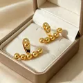 Pendientes de bola dorados elegantes con diseño geométrico en un joyero de lujo refinado - Dorado